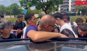 亲和力！孔德耐心为球迷签名+合影，停留超过10分钟